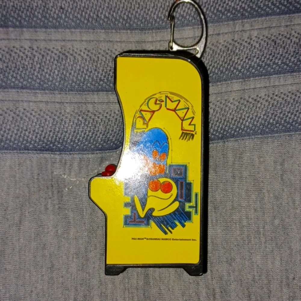 Pac-Man The Smallest Fully Functional Retro Arcade Game W/Keychain